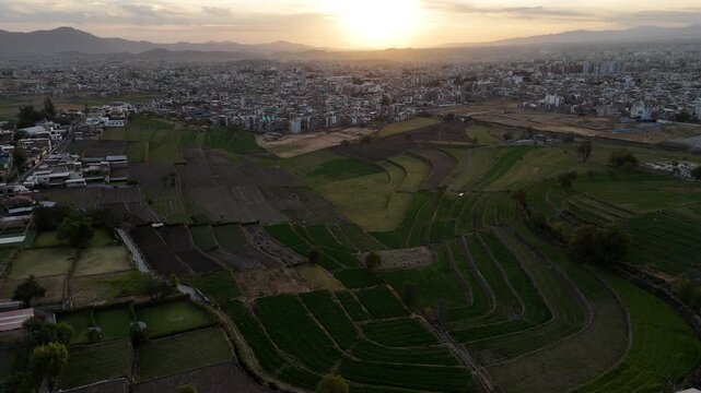 Video de la campi&ntilde;a de Paucarpata en Arequipa, con andenes verdes, paisajes rurales y encanto tradicional. Ideal para proyectos sobre naturaleza, cultura y turismo en el sur del Per&uacute;.