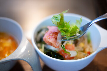 サラダを食べる