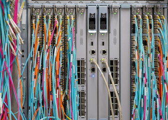 LWL OM4 Lichtwellen Netzwerkkabel und RJ45 Kupferkabel an einem Server angebunden