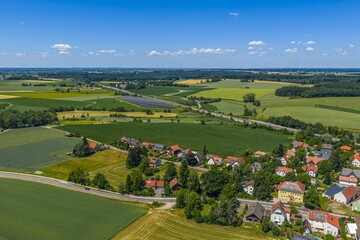 Naklejka premium Ausblick auf das oberbayerische Alpenvorland rund um Althegnenberg im Sommer