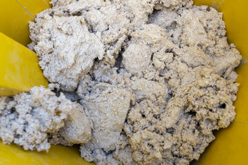 Texture naturelle de laine d'isolation brute pour la rénovation d'une maison et l'amélioration énergétique d'un sol, doux et fibreuse, évoquant authenticité, artisanat et matières textiles naturelles. © Thomas