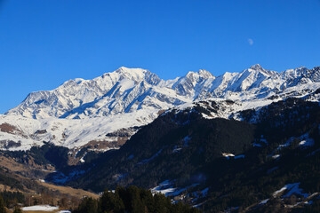 Obraz premium Massif du Mont Blanc et Col du Joly en hiver vu de Hauteluce. Mont Blanc - Haute-Savoie - Alpes 