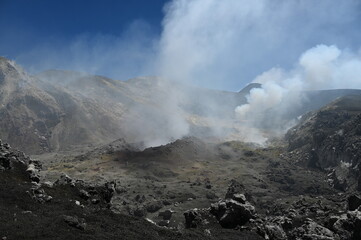 Italie Sicile, le cratère de l'Etna est le site d'une activité volcanique intense et continue avec des éruptions qui modifient sa structure. © Arthur R.