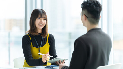 ミーティングをする男女2人のビジネスマン