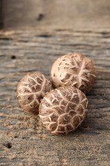 Obraz premium Dried shiitake mushroom on wood background