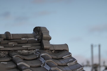 日本の家の瓦と空の写真