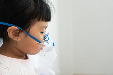 Spray medicine on children, respiratory infectious diseases in children, dangers of respiratory failure, cough, runny nose, viruses and bacteria in the lungs, RSV, Coronavirus, Flu.