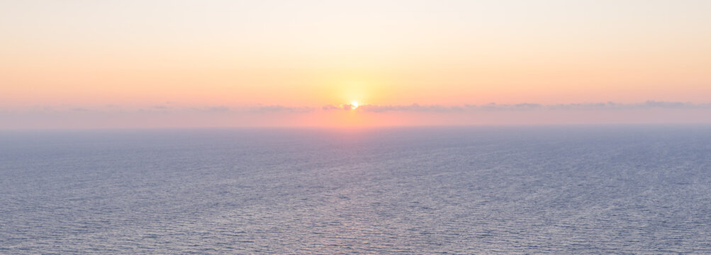 Sonnenuntergang &uuml;ber weiter Meeresfl&auml;che mit klarer Horizontlinie, ruhige Wasseroberfl&auml;che und warme Farbverl&auml;ufe am Himmel, minimalistisches Seepanorama mit weiter Sicht und stiller Abendstimmung
