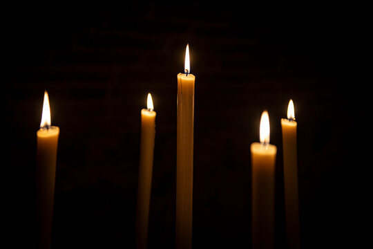 Velas encendidas sobre fondo negro, Lit candles on black background, Brennende Kerzen vor schwarzem Hintergrund, Bougies allum&eacute;es sur fond noir, Velas acesas sobre fundo preto, 黒い背景の中で灯るろうそく, 黑色背景上的点燃