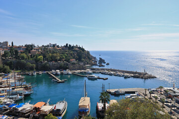 Blick von der Altstadt in Antalya auf den Yachthafen