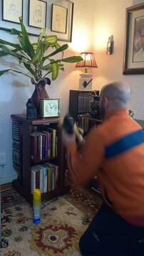 Limpiando el polvo y ordenando libros y mueble