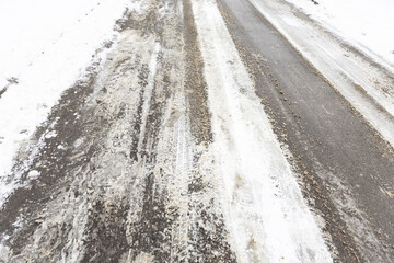 błoto pośniegowe na drodze osiedlowej © workszop