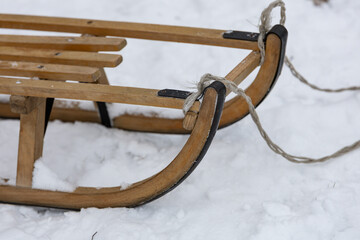drewniane sanki na śniegu © workszop