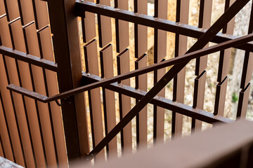 Grillage marron en métal ou en fil tressé, utilisé comme clôture ou barrière, illustrant une structure extérieure fonctionnelle et discrète pour la délimitation d’un espace. © Thomas