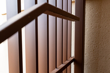 Grillage marron en métal ou en fil tressé, utilisé comme clôture ou barrière, illustrant une structure extérieure fonctionnelle et discrète pour la délimitation d’un espace. © Thomas