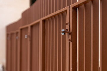 Grillage marron en métal ou en fil tressé, utilisé comme clôture ou barrière, illustrant une structure extérieure fonctionnelle et discrète pour la délimitation d’un espace. © Thomas