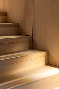 Escalier en bois &eacute;l&eacute;gant avec marches solides et finition naturelle, apportant chaleur et caract&egrave;re &agrave; un int&eacute;rieur moderne ou rustique.