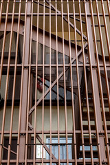 Grillage marron en métal ou en fil tressé, utilisé comme clôture ou barrière, illustrant une structure extérieure fonctionnelle et discrète pour la délimitation d’un espace. © Thomas