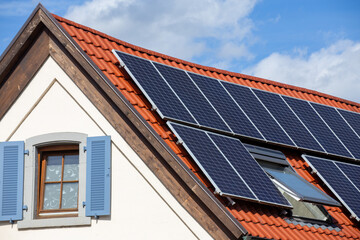 Altes Einfamilienhaus mit Photovoltaikanlage