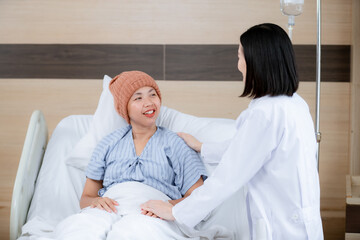 Fototapeta premium The doctor gently places a hand on the patient’s shoulder while speaking with her, creating a warm and reassuring atmosphere.