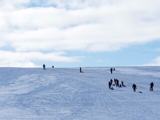 Wintersport in Gersbach an S&uuml;dhang des S&uuml;dschwarzwaldes. Rodeln und Schlittenfahren f&uuml;r die ganze Familie auf dem schneebedeckten H&uuml;gel an der Wehratalstra&szlig;e. Ebnet am Ortseingang 
