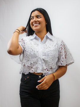 Retrato profesional de mujer joven con gafas, sonriente, vestida con blusa blanca de encaje, estilo corporativo femenino, fondo claro, concepto de confianza, atenci&oacute;n al cliente y &eacute;xito profesional