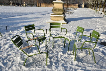 Chaises&nbsp;dans&nbsp;la&nbsp;neige&nbsp;au&nbsp;Jardin&nbsp;des&nbsp;Tuileries&nbsp;&agrave;&nbsp;Paris