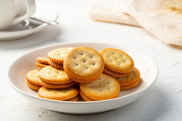 Chocolate flavoured cream sandwich crackers in white plate.