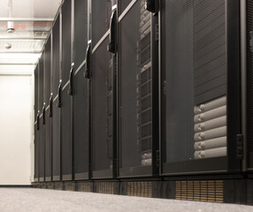 Serverracks mit eingebaute Server in einem Rechenzentrum