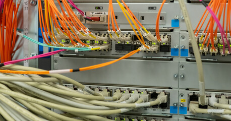 LWL Lichtwellen Netzwerkkabel an einem Switch angebunden