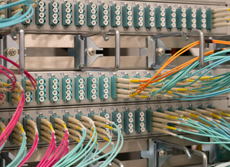 LWL Lichtwellen Netzwerkkabel an einem Switch angebunden