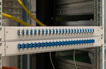 Netzwerk LWL Patchpanel Verbindung zu einem Netzwerk in einem Rechenzentrum