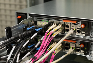 Netzwerkkabel an einem Server angeschlossen, R&uuml;ckansicht von einem Servern im Serverrack