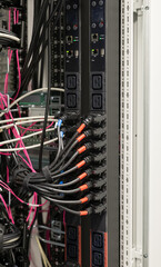 Power Distribution Unit PDU IT-Stromverteilung Steckerleisten f&uuml;r Server Stromanschluss im Serverrack