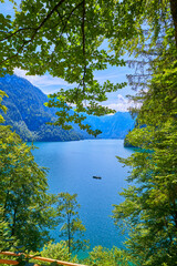 Sch&ouml;ner Panoramablick auf den K&ouml;nigssee, mit Touristen in einem kleinen Ruderboot.