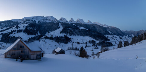 Panorama der Churfirsten im Toggenburg im Winter, Schweiz