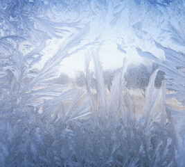 Wzory malowane szronem na zamarzniętej szybie