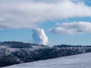 Von Gersbach im s&uuml;dlichen Schwarzwald aus hat man einen weiten Blick auf die hohe, wei&szlig;e Dampfs&auml;ule, die aus den K&uuml;hlt&uuml;rmen des Kernkraftwerks Leibstadt in der Schweiz aufsteigt