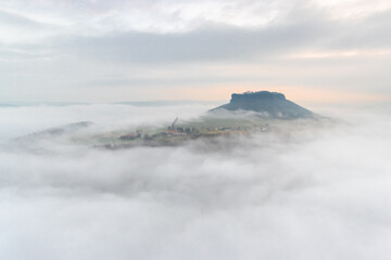 Der Lilienstein &uuml;ber der in Wolken geh&uuml;llten Elbe am Morgen im Herbst