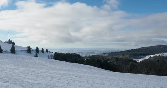 Schneelandschaft rund um Gersbach-M&ouml;hrenblick im Schwarzwald. Das Windrad Hohle Eiche, der Glasserbergweg, das Wiesetal, das Rheintal und SchweizerJura am Horizont

