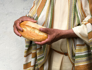 Man's hans holding fresh bread