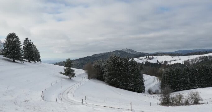 Verschneite Landschaften rund um Gersbach im Schwarzwald. Der Frohlochweg mit Blick auf die Hohe M&ouml;hr, umgeben von bewaldeten H&uuml;geln mit Blick auf den Weiler Schlechtbach