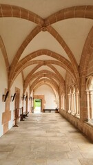 Obraz premium La belle galerie rénovée de l'ancien scriptorium médiéval d'une abbaye bourguignonne