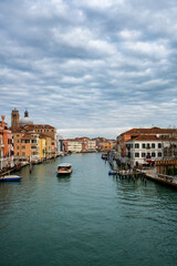 Obraz premium Characteristic historic buildings and a vaporetto navigating the