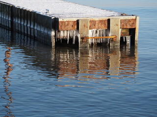 Sople lodu zamarzniętej wody morskiej. © EwaAF