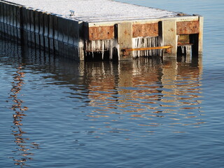 Sople lodu zamarzniętej wody morskiej. © EwaAF
