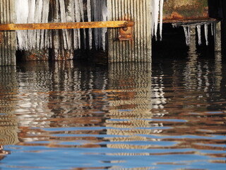 Sople lodu zamarzniętej wody morskiej.