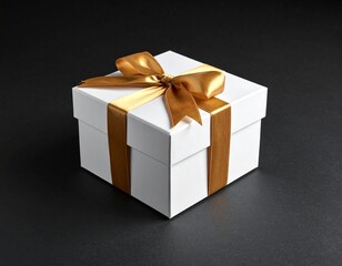 Obraz premium Caja de regalo blanca con cinta dorada sobre fondo negro 
