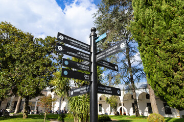 イスタンブールトプカプ宮殿庭園の案内標識