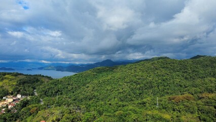 Naklejka premium Aerial view of tropical bay with blue ocean and green mountains